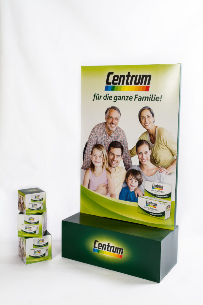 Beispiel für eine Dekoration, bestehend aus einer rechteckigen, bedruckten Tafel auf einem Sockel.