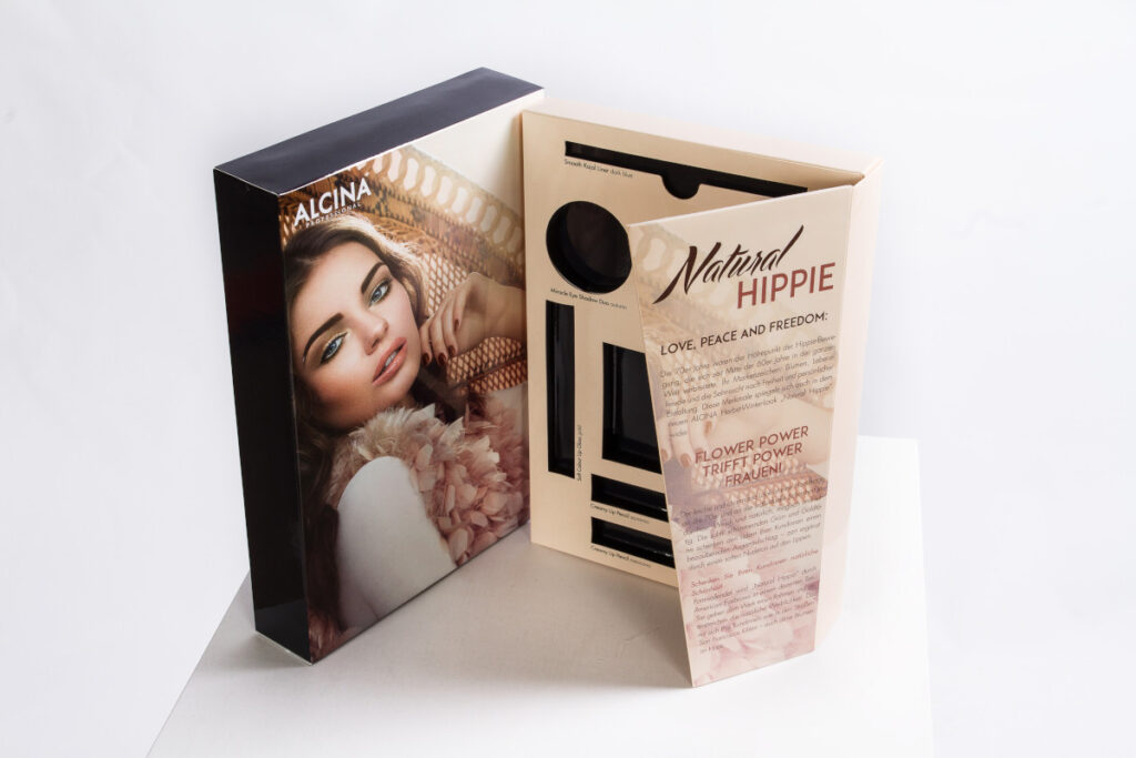 Beispiel für eine Verpackung für Kosmetikprodukte, die in passende Aussparungen eingelegt werden können.