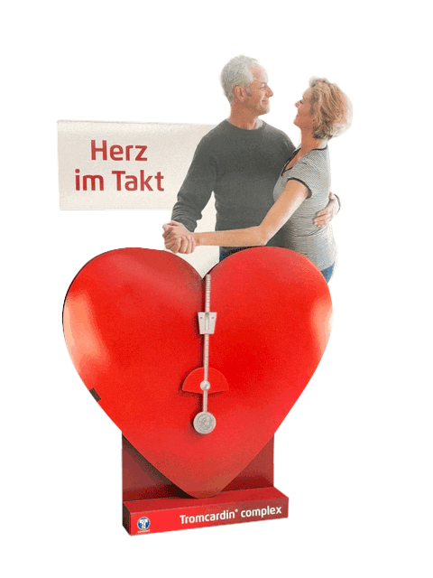 Beispiel für eine Dekoration mit beweglichen Elementen. Ein Metronom-Zeiger bewegt sich vor dem restlichen Aufsteller hin und her.