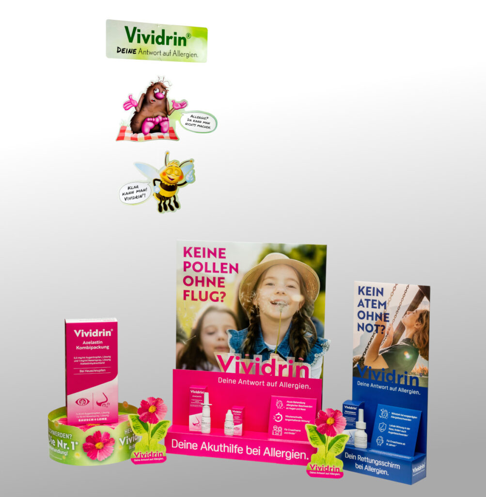 Beispiel für einen Deckenhänger zur Dekoration. Der Deckenhänger besteht aus drei mit Schnüren verbundenen Elementen, die jeweils beschriftet oder mit einem Bild bedruckt sind.