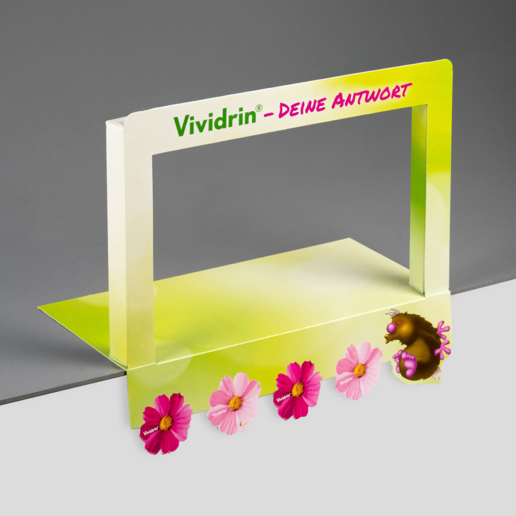 Beispiel für eine Regalschiene zur Dekoration. Die Regalschiene bildet einen Rahmen um das Produkt.