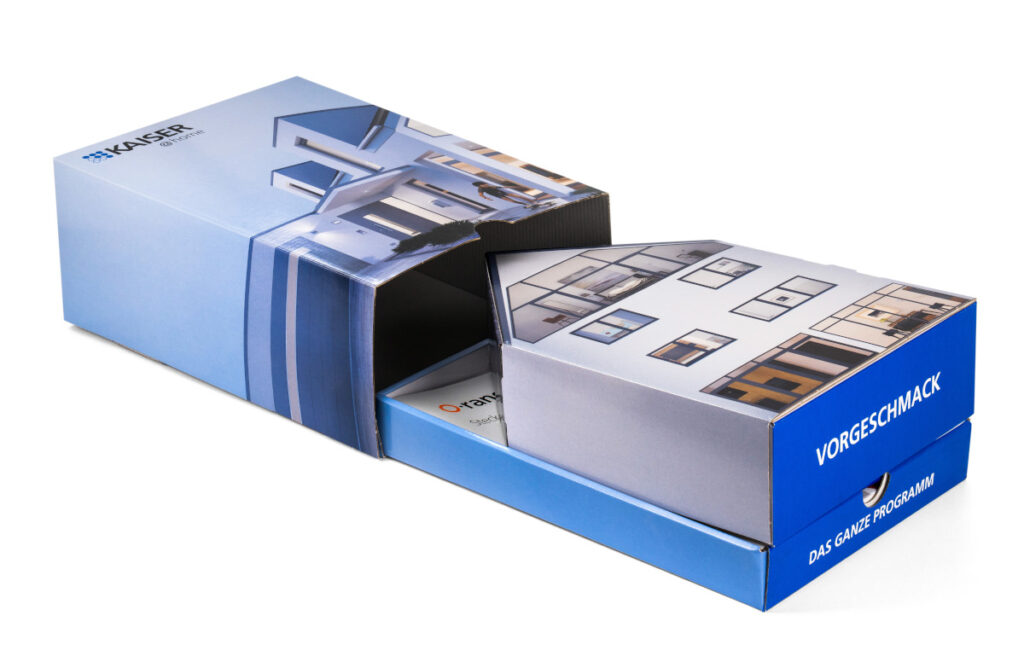 Das Fach ist ganz aus der liegenden Verpackung gezogen. Es hat die Form eines Hauses.